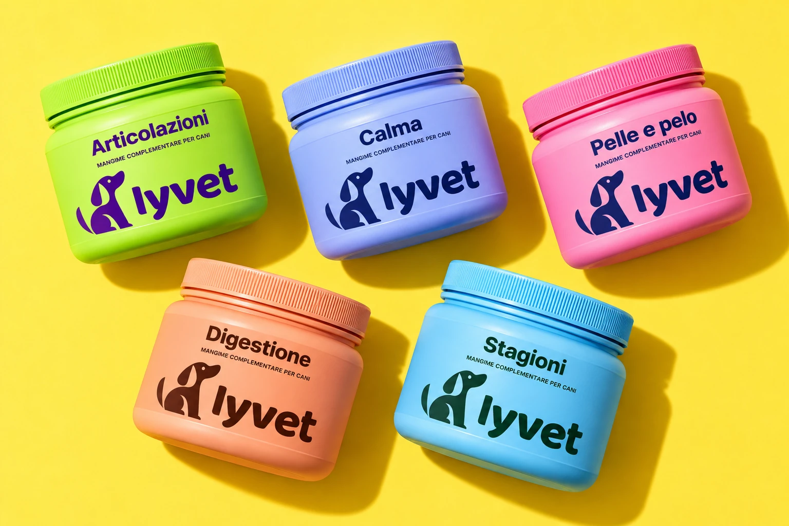 Le cinque confezioni di studio LYVET: Articolazioni verde mela, Calma lilla, Pelle e pelo rosa, Digestione pesca e Stagioni azzurro, su fondo giallo.