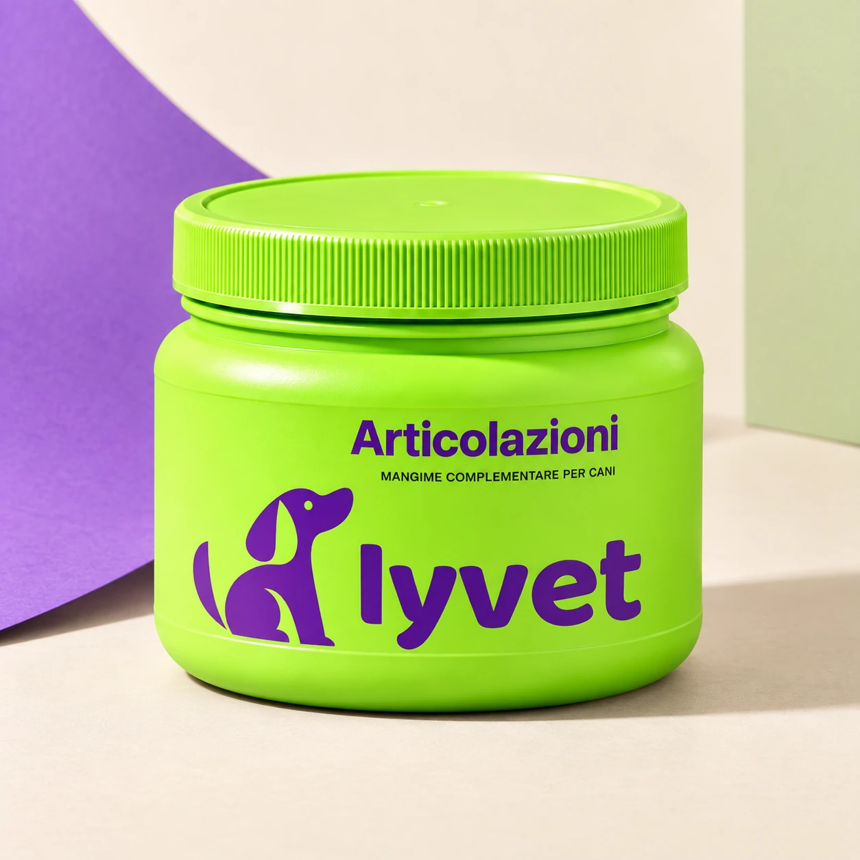Confezione verde mela LYVET Articolazioni su un set avorio con fondale curvo viola.